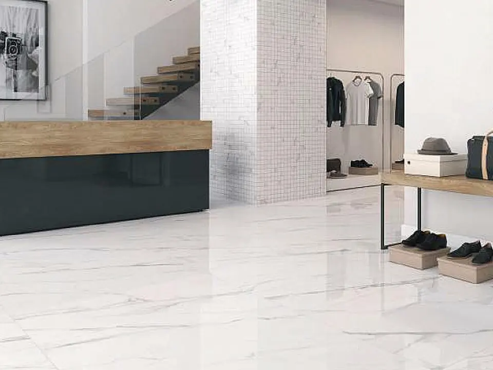 Negozio con pavimento in gres chiaro effetto marmo, piastrelle di stock